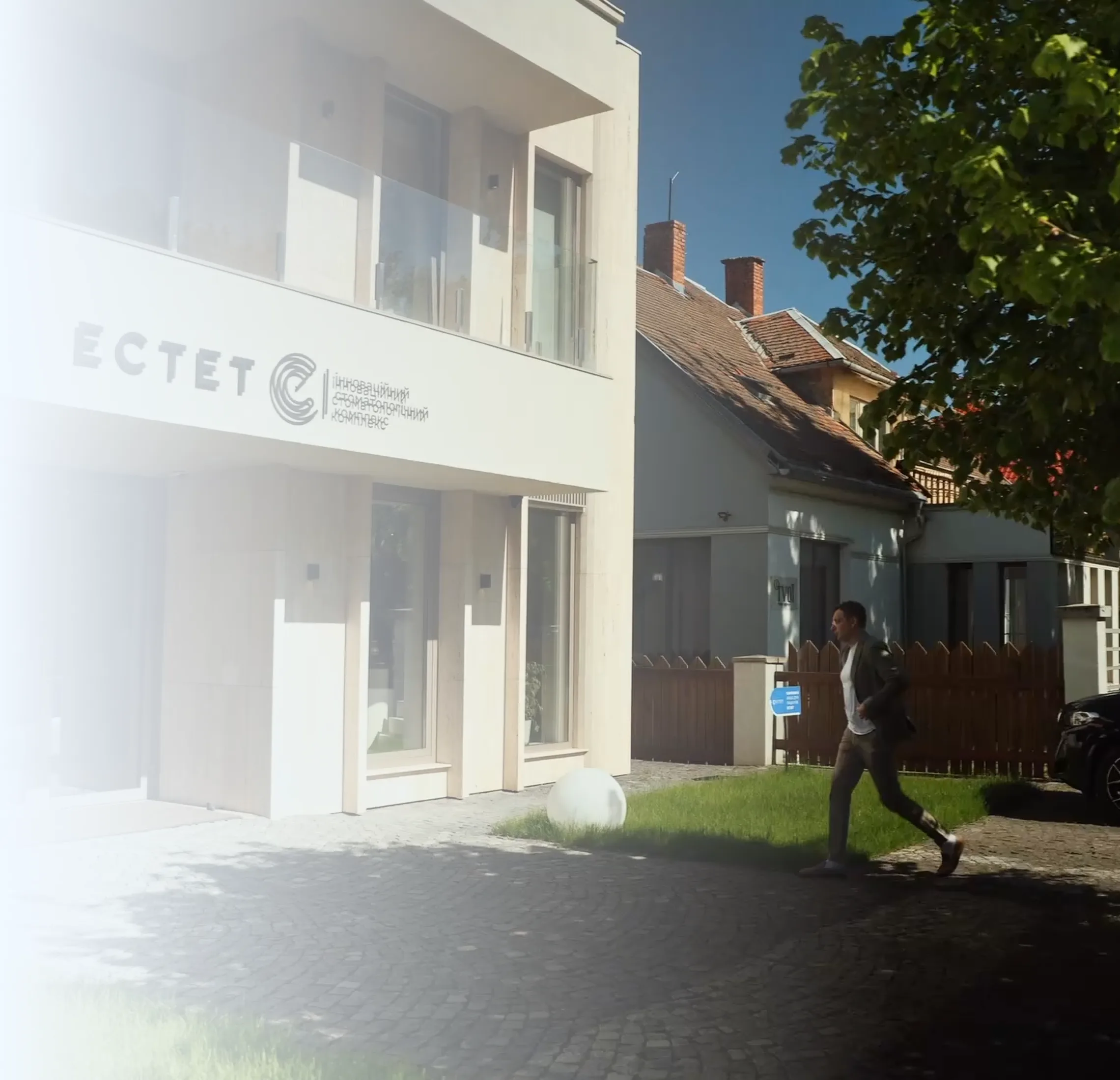 Будівля клініки ЕСТЕТ в Ужгороді